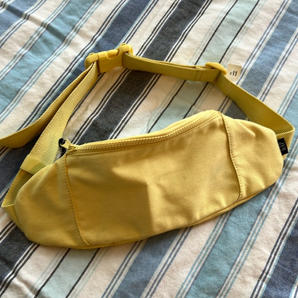 Gap Yellow Adjustable Fanny hip pack crossbody bag new with some spots